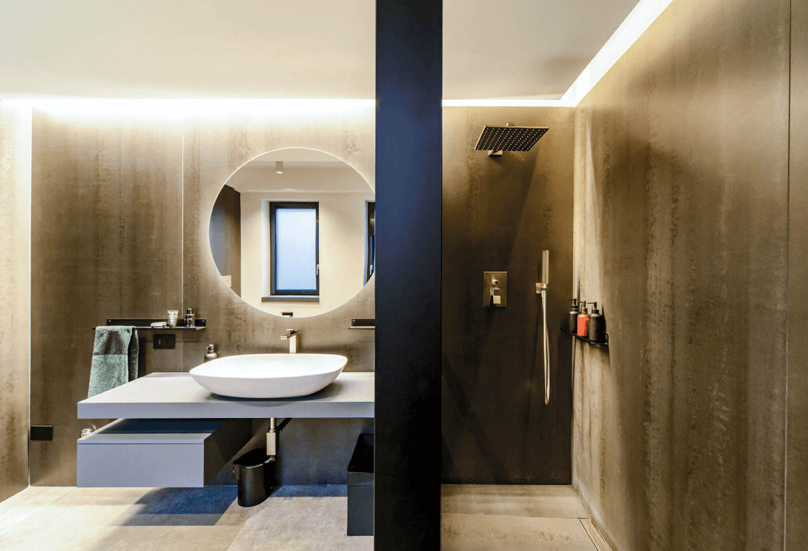 vista frontale lavabo e piano doccia nella zona bagno