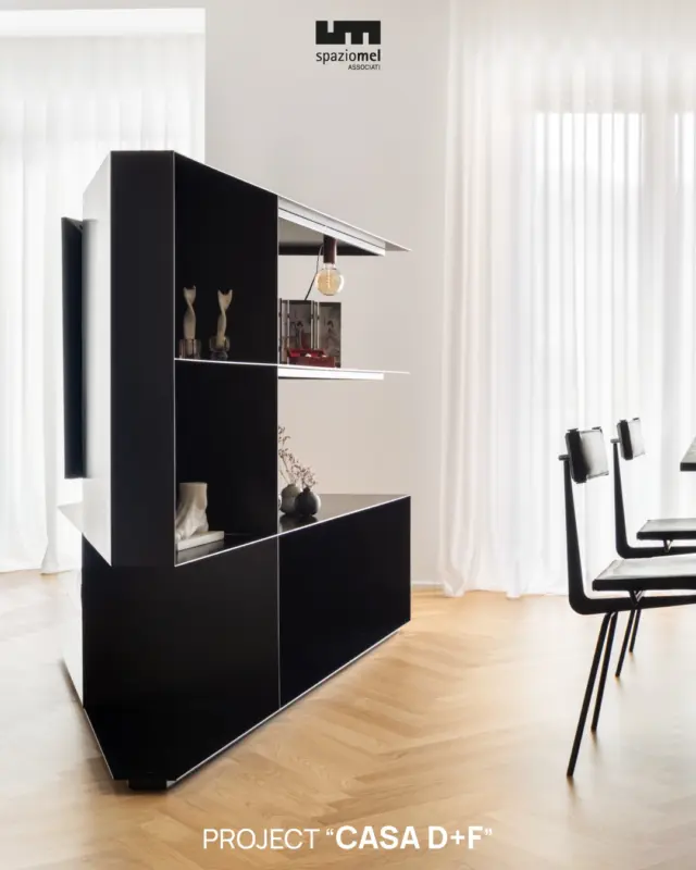🏡 Per 𝗖𝗮𝘀𝗮 𝗗+𝗙 non ci siamo limitati a ottimizzare gli spazi, ma abbiamo pensato a ogni angolo come un’𝗼𝗽𝗽𝗼𝗿𝘁𝘂𝗻𝗶𝘁𝗮̀ 𝗽𝗲𝗿 𝗰𝗿𝗲𝗮𝗿𝗲 𝗾𝘂𝗮𝗹𝗰𝗼𝘀𝗮 𝗱𝗶 𝘂𝗻𝗶𝗰𝗼.

🛠️ Abbiamo selezionato i materiali migliori e progettato ogni arredo su misura affinché si integrassero perfettamente con il nostro 𝗰𝗼𝗻𝗰𝗲𝗽𝘁 𝗱𝗶 𝗶𝗻𝘁𝗲𝗿𝗶𝗼𝗿 𝗱𝗲𝘀𝗶𝗴𝗻.

🛋️ Abbiamo disegnato il guardaroba all’ingresso, la cucina, la cabina armadio e il mobile tv che separa la zona living da quella tavolo. Parliamo di un'𝗼𝗽𝗲𝗿𝗮 𝗮𝗿𝘁𝗶𝗴𝗶𝗮𝗻𝗮𝗹𝗲 realizzata a mano con lamiera presso piegata di ferro, spruzzata a polvere e tinteggiata in nero. 

✨ Progetta il futuro della tua casa con noi ➡️ Contattaci per una consulenza personalizzata a info@spaziomel.it

photo by @carlo_oriente

#spaziomel #buildingthevision #interiordesign #ristrutturazionecasa #studioarchitettiavellino #studioarchitettura #studioingegneria #progettazionearchitettonica #ingegneria #avellino